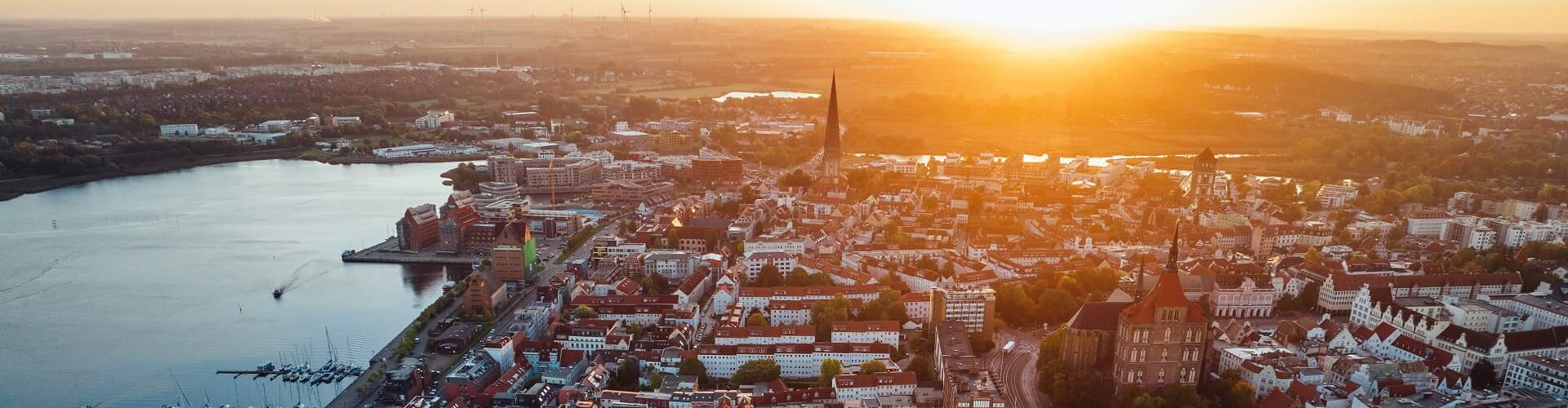 Panaromaansicht einer großen Stadt in MV. Hier sind wir mit unserem Umzugsunternehmen Mecklenburg - Vorpommern für Sie unterwegs.